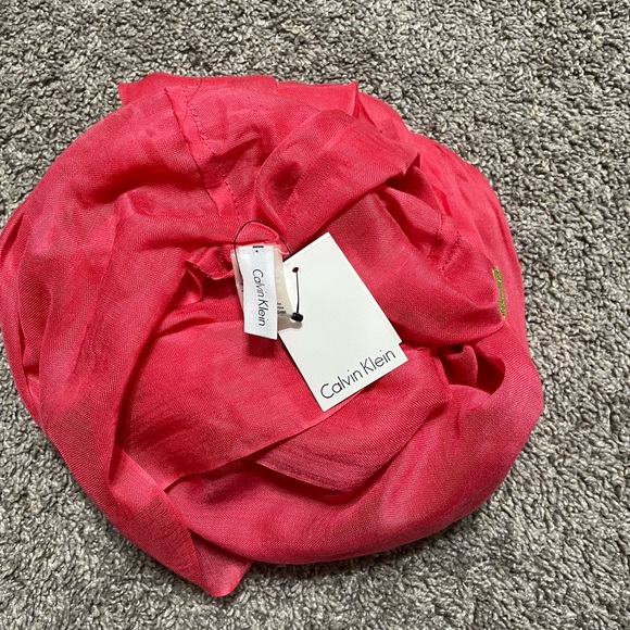 Calvin Klein Women’s‎ Scarf Infinity Loop Coral Lightweight Gold Emblem NWT - Picture 1 of 7